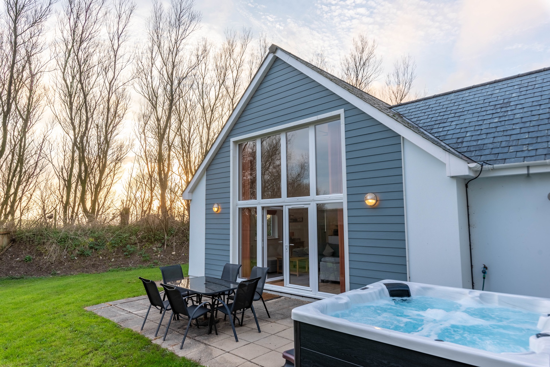 Garden and hot tub in The Tarka Summerhouse